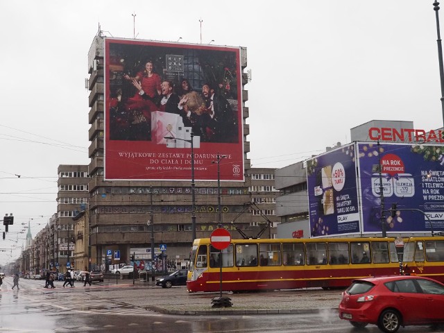 Biurowiec koło Centralu znów jest zakryty wielkoformatową reklamą. Były plany, by pojawił się tam apartamentowiec