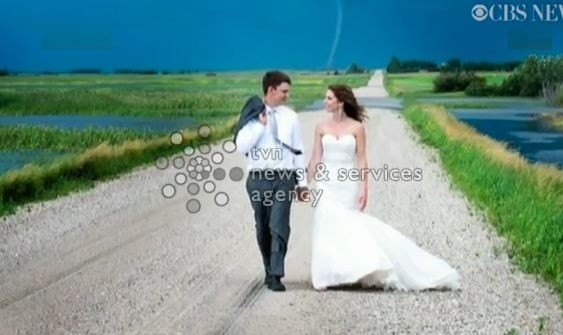 Ślubna fotografia na tle... tornada [zdjęcie]