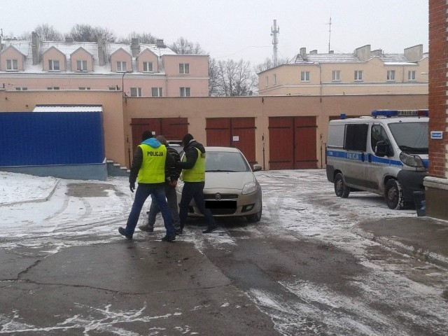 Policjanci przewieźli 51-letniego nożownika do prokuratury, a potem przed oblicze sędziego.