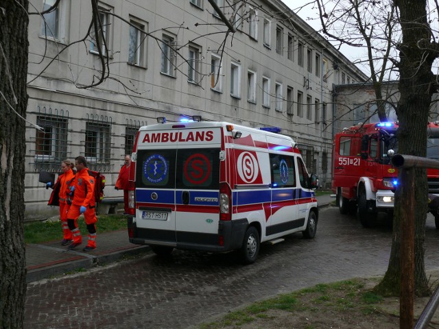 Niedzielna interwencja straży pożarnej, pogotowia ratunkowego i policji w zadymionym mieszkaniu pershinga.