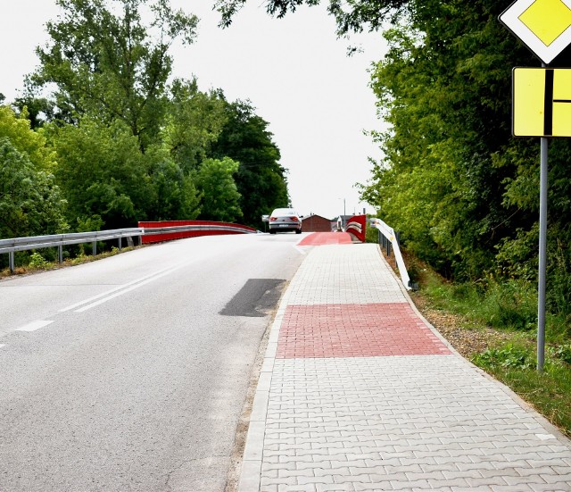 Nowy chodnik przy drodze powiatowej w miejscowości Kłoda