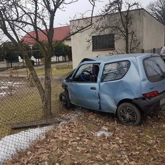 Do groźnego wypadku doszło w Strzelcach G&oacute;rnych ok. godz. 11.10 w pobliżu skrzyżowania ulic: Diamentowa i Szkolna. Jak nas poinformowano w Komendzie Miejskiej PSP w Bydgoszczy w wyniku wypadku ucierpiały dwie osoby, kt&oacute;re przewieziono do szpitala. &gt;&gt; Najświeższe informacje z regionu, zdjęcia, wideo tylko na www.pomorska.pl &lt;&lt;Kobiecie i dziecku nic nie zagraża. Policjanci czekają na to, by mogli ją przesłuchać. Dopiero potem ustalą przyczyny wypadku. Kobieta prowadziła fiata seicento, kt&oacute;ry zderzył się z chevroletem.Okoliczności zdarzenia sprawdzają funkcjonariusze policji.&lt;center&gt;Pogoda na dzień (04.02.2017)  | KUJAWSKO-POMORSKIEŹr&oacute;dło: TVN Meteo Active/x-news&lt;iframe src=&quot;//get.x-link.pl/5dbaad94-aeae-ca5f-f02f-e69f53d90205,c69d403e-5964-9db0-5594-6ef63e897bbe,embed.html&quot; width=&quot;640&quot; height=&quot;360&quot; frameborder=&quot;0&quot; webkitallowfullscreen=&quot;&quot; mozallowfullscreen=&quot;&quot; allowfullscreen=&quot;&quot;&gt;&lt;/iframe&gt;&lt;/center&gt;