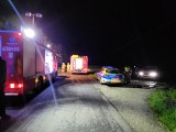 Tragiczny wypadek między Pogorzelą a Gumienicami. Samochody były zmasakrowane. Nie żyje 18-letni kierowca