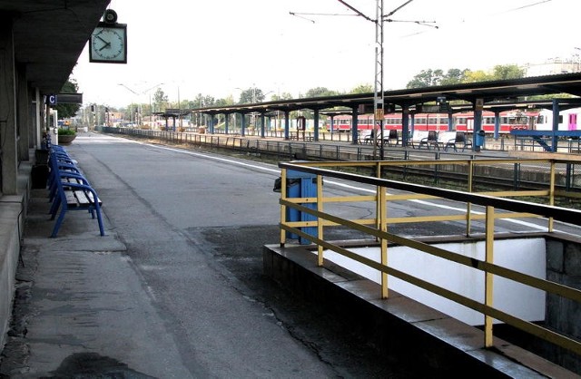 W środę przed godziną 8 perony świeciły pustkami. Skład Przewozów Regionalnych, który miał odjechać rano w trasę do Krakowa, stał spokojnie na bocznicy kolejowej.