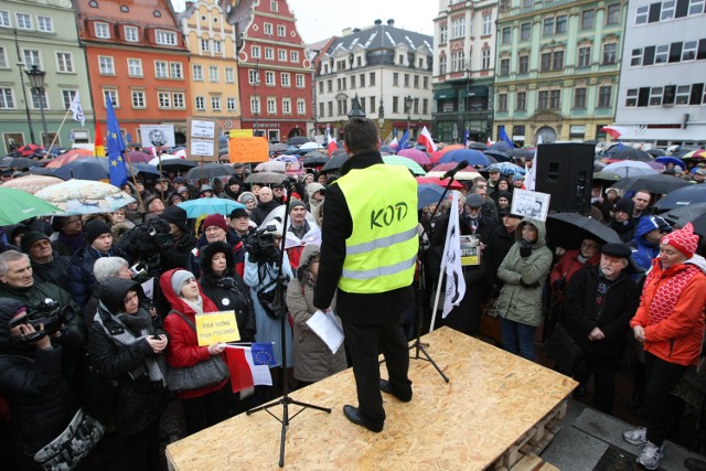 12.03.2016 wroclawkod komitet obrony demokracji manifestacja demonstracja przeciwko rzadom pis po wyborach  plac solny gazeta wroclawskatomasz holod / polska press