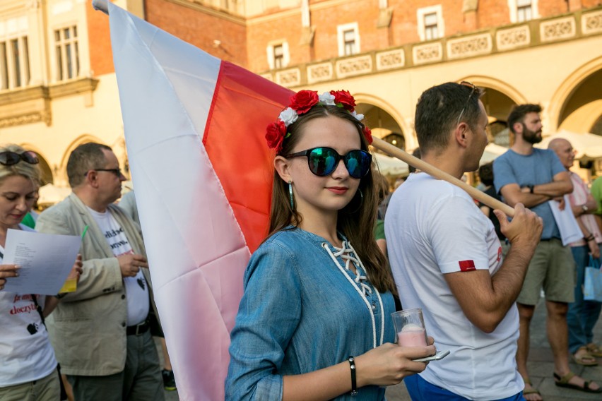 Kraków. Manifestacja KOD na Rynku Głównym w obronie...