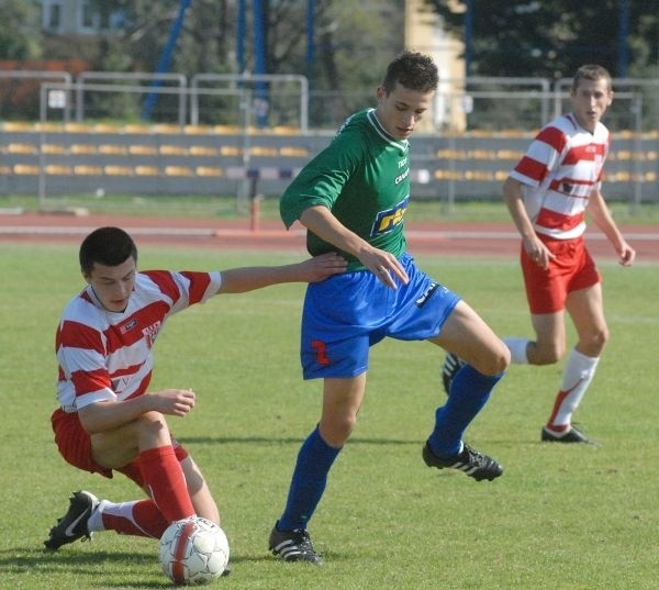 Juniorzy starsi Resovii (na biało-czerwono) pokonali Tłoki Gorzyce.