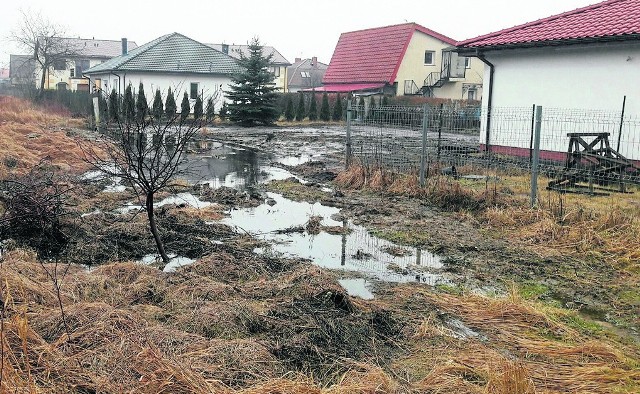 Kilka dni temu pisaliśmy o problemach mieszkańców  Starych Bielic, których działki sa regularnie zalewane.