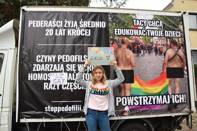 Uczniowie I LO w Gorzowie (popularnego Puszkina) postanowili dołączyć do ogólnopolskiej kampanii "Tęczowy Piątek". W akcji wzięło udział 211 szkół w kraju, 3 w Lubuskiem. Tylko w Gorzowie doszło do takiego incydentu - pod szkołą zaparkowała ciężarówka z homofobicznymi hasłami. Sprawę zgłoszono do prokuratury.