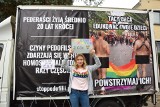 Ciężarówka z homofobicznymi hasłami zaparkowała przed I LO w Gorzowie. Uczniom to się nie spodobało [ZDJĘCIA, WIDEO]