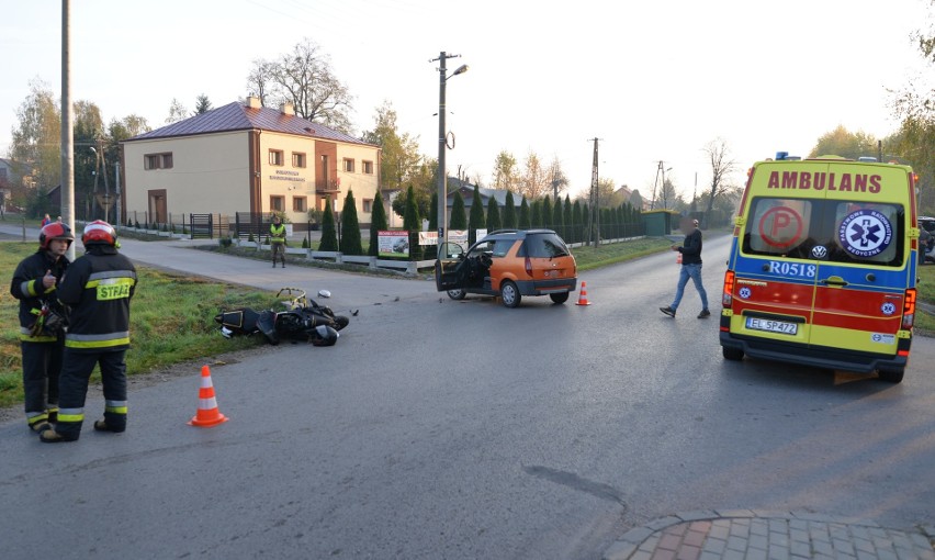 Policjanci i strażacy pracują na miejscu wypadku drogowego w...