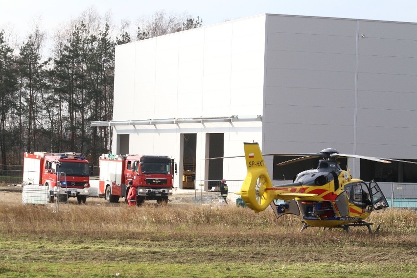 Wrocław: Wypadek na budowie. Jedna osoba nie żyje, druga walczy o życie. Na miejscu lądował śmigłowiec LPR (ZDJĘCIA)