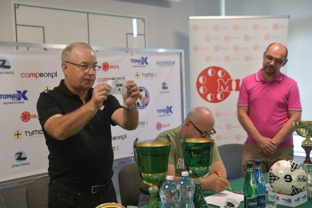 W poniedziałek dokonano losowania turnieju "Z podwórka na stadiony". Odbyło się ono w siedzibie Radomskiego Okręgowego Związku Piłki Nożnej.