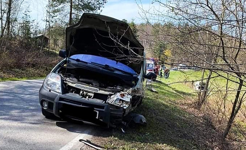 Gmina Limanowa. Zderzenie dwóch samochodów. Wypadek w Starym Rybiu wyglądał bardzo groźnie