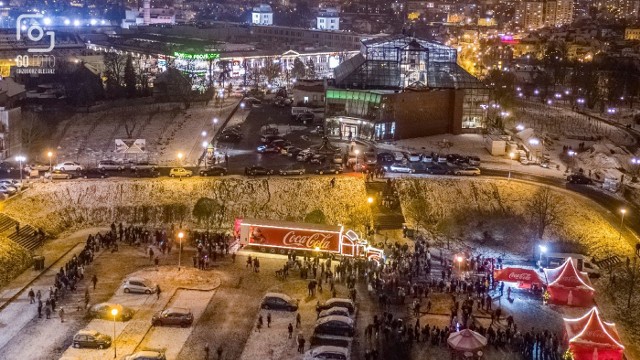 W sobotę do Zielonej G&oacute;ry przyjechała ekipa Coca-Coli z kultową świąteczną ciężar&oacute;wką, kt&oacute;ra zaparkowała na parkingu pod Zielonog&oacute;rską Palmiarnią. Na spotkanie z ciężar&oacute;wką Coca-Coli przyszły tłumy zielonog&oacute;rzan, na kt&oacute;rych czekała moc atrakcji. Każdy m&oacute;gł zrobić sobie zdjęcie ze Świętym Mikołajem, wykonać własnoręczne ozdoby w fabryce upomink&oacute;w, czy przejechać się saniami. Jednak największym hitem okazały się personalizowane puszki Coca-Cola, kt&oacute;re czekały na zielonog&oacute;rzan. Zdjęcia z tego wydarzenia publikowaliśmy w sobotę na naszym portalu. Dziś, dzięki uprzejmości Go-Foto Studio publikujemy niezwykle barwne zdjęcia wykonane z lotu ptaka. Zobaczcie sami.&lt;script class=&quot;XlinkEmbedScript&quot; data-width=&quot;700&quot; data-height=&quot;380&quot; data-url=&quot;//get.x-link.pl/914f3884-4fd0-4dad-78d1-58c67d33aa2a,31c59232-bf67-457c-ec8b-e1ca4a34db1c,embed.html&quot; type=&quot;application/javascript&quot; src=&quot;//prodxnews1blob.blob.core.windows.net/cdn/js/xlink-i.js?v1&quot;&gt;&lt;/script&gt;(vp), zdjęcia Go-Foto Studio