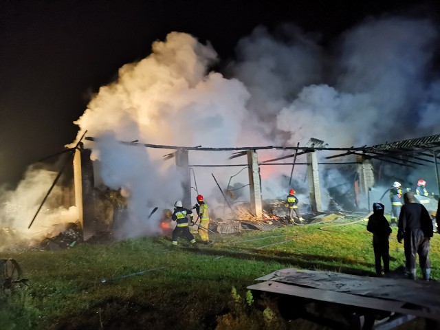 W Sokolnikach Suchych w gminie Wieniawa w nocy z poniedziałku na wtorek strażacy gasili pożar stodoły.
