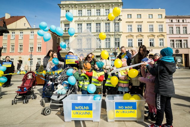 Na Starym Rynku 31 marca 2022 r. oddano hołd bezbronnym ofiarom wojny na Ukrainie. Wózki i papierowe dłonie symbolizowały dzieci, które zginęły i giną wciąż na wojnie. Symbolicznie wypuszczono także w niebo niebieskie i żółte balony na znak naszej Solidarności z Ukrainą. Happening zorganizowało Centrum Usług Społecznych WSG w Bydgoszczy