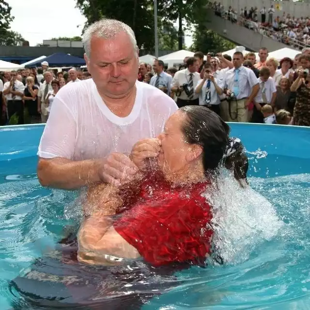 Spotkanie świadków JehowyPonad 3000 świadków Jehowy spotkalo sie na stadionie Odry w Opolu. Glównym wydarzeniem bylo przyjecie chrztu