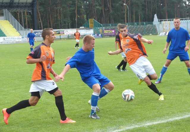 Piłkarze Stali Stalowa Wola (drugi od prawej Dawid Kałat, z lewej Radosław Mikołajczak) przegrali mecz kontrolny z Wisłą Sandomierz.