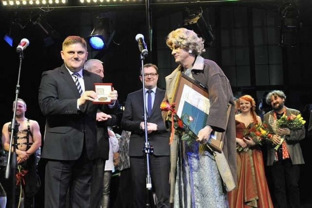 Wicemarszałek Leszek Ruszczyk wręczył medal Pro Mazovia.  Wojciechowi Ługowskiemu, który odebrał ją w stroju kobiecym - jako Frau Emma.