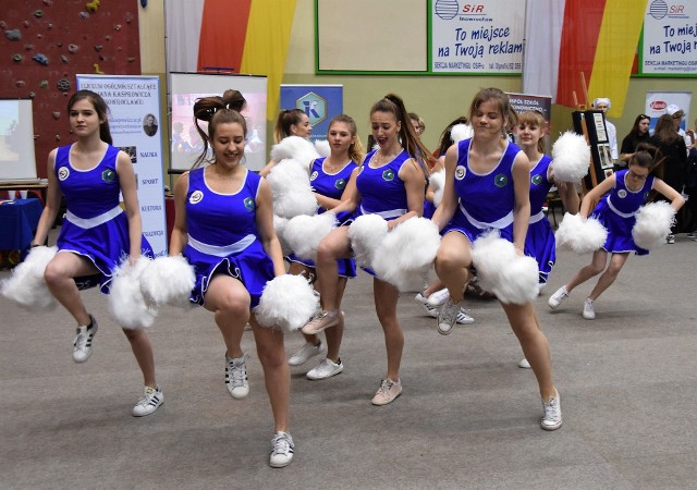 W hali widowiskowo-sportowej w Inowrocławiu odbyły się V Targi Edukacyjne. Zorganizowano je głównie z myślą o uczniach klas trzecich gimnazjalnych. Swoja ofertę prezentowały szkoły ponadgimnazjalne publiczne i niepubliczne, działające na terenie powiatu inowrocławskiego i poza nim. Do swoich stoisk zapraszali też pracodawcy.