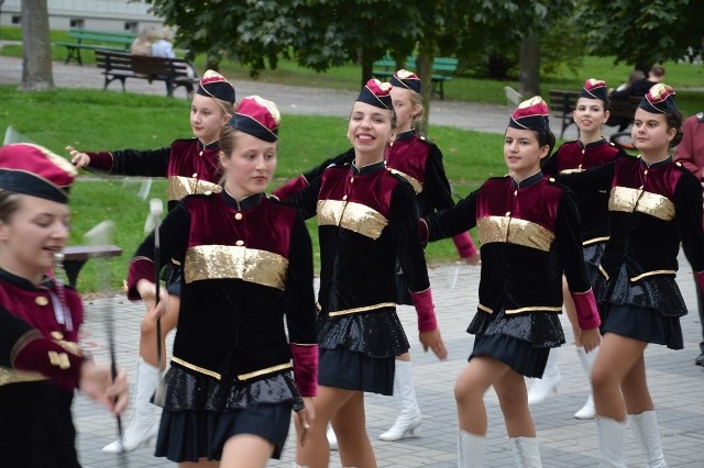 Grupa seniorek z Reprezentacyjnej Sekcji Tanecznej Mażoretek podczas występu w Stalowej Woli