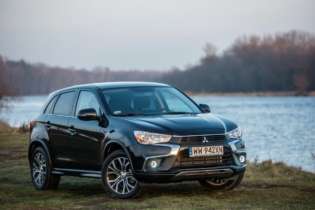 Mitsubishi ASXTestowany przez nas Mitsubishi ASX jest napędzany silnikiem benzynowym o pojemności 1,6 l, generującym 117 KM. Przeniesienie napędu na przednie koła odbywa się w nim poprzez pięciobiegową skrzynię manualną. fot. Mitsubishi