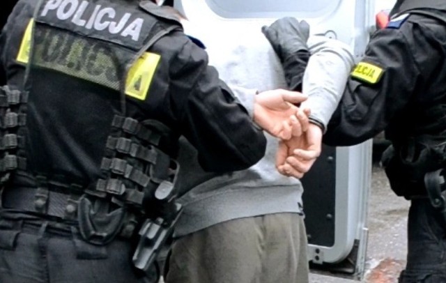 Policjanci zatrzymali w Bielanach (gmina Kęty) 23-latka poszukiwanego przez sąd w Oświęcimiu do odbycia kary pozbawienia wolności. Zdjęcie do ilustracyjne