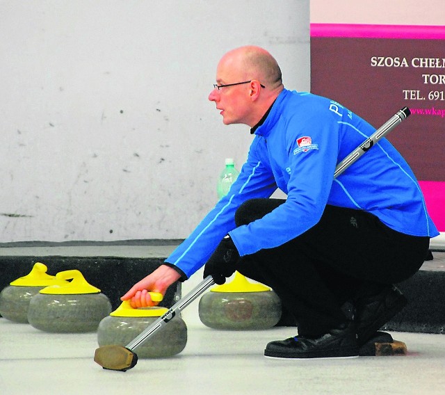 Paweł Piotrowicz na ubiegłorocznym turnieju „Toruń Curling Cup”. Właśnie przygotowuje się do zagrania