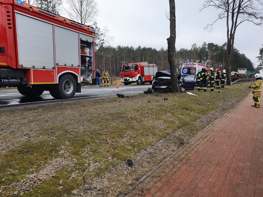 Wypadek na drodze krajowej 22 w Gutowcu 2.03.2021 r. Jedna osoba jest poszkodowana