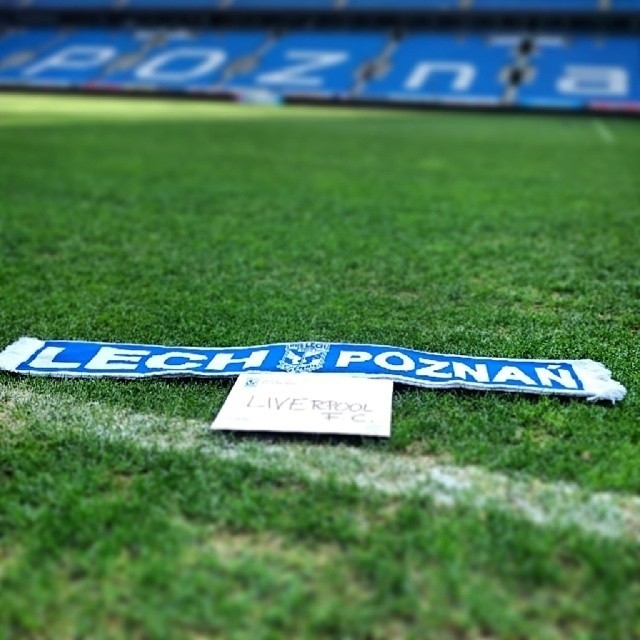 Lech Poznań wysłał swój klubowy szalik do Liverpoolu, by upamiętnić ofiary tragedii na Hillsborough
