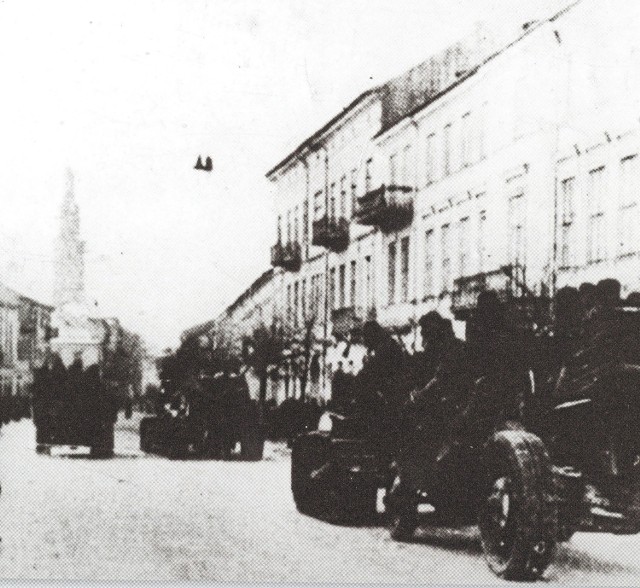 Jedno z dwóch zachowanych zdjęć dotyczących wkroczenia czerwonoarmistów do Radomia. Na zdjęciu widać ulicę Żeromskiego na wysokości klasztoru Bernardynów i pojazdy ciągnące najprawdopodobniej haubice. 