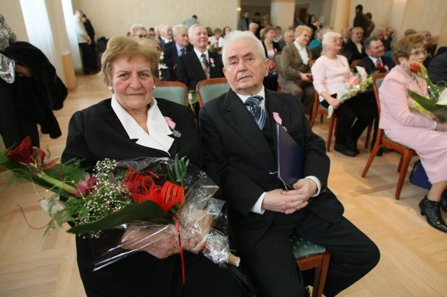 Elżbieta i Marian Adamczykowie są szczęśliwym małżeństwem od 50 lat. Zawsze we wszystkim się wspierali i mieli do siebie zaufanie.
