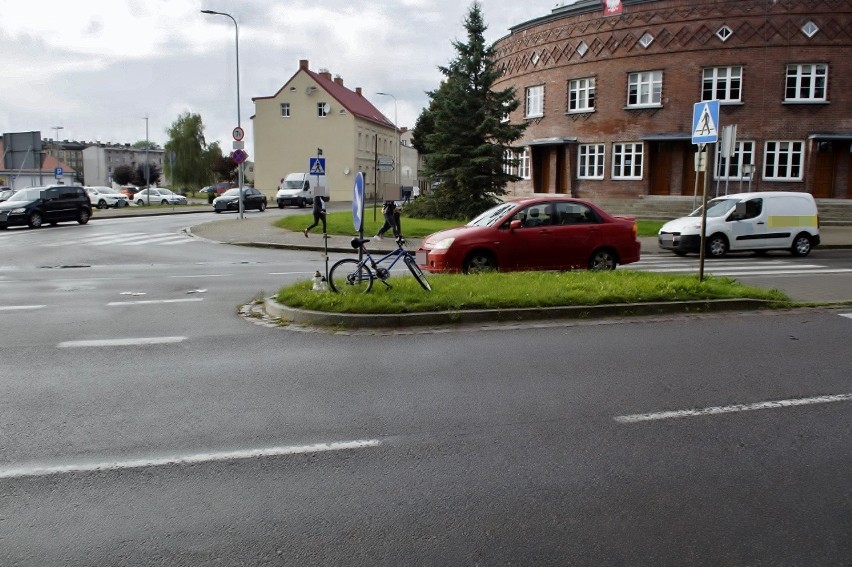 Potrącenie rowerzysty na ulicy Lutosławskiego w Słupsku [ZDJĘCIA]