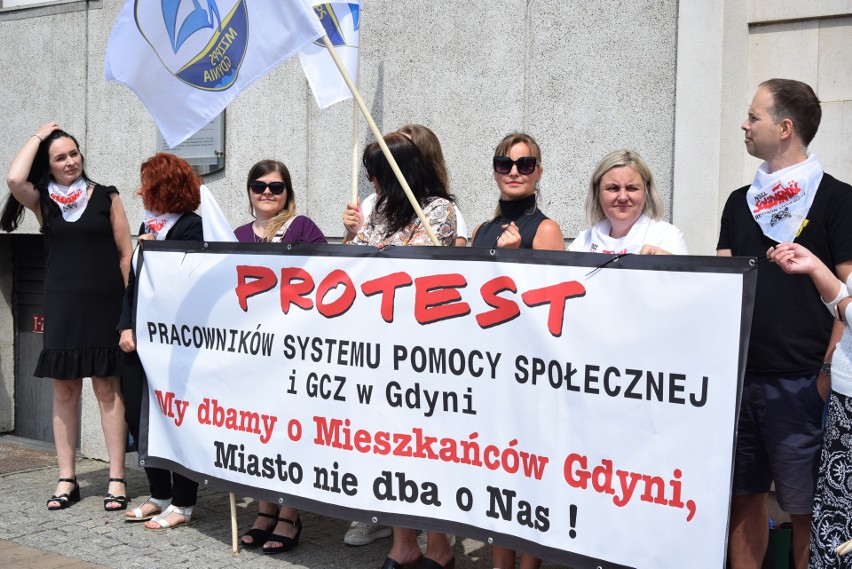 Pracownicy pomocy społecznej w Gdyni protestują. "Rozmowy z...