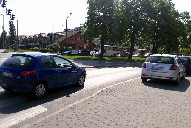 Kierowcy, którzy parkują samochody na chodniku przy ul. Wiejskiej, bardzo często wjeżdżają przez pobliskie przejście dla pieszych.