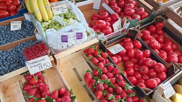Ile aktualnie kosztują warzywa i owoce? Sprawdziliśmy na jednym z katowickich targów. Zobaczcie w galerii, jakie są obecnie ceny. Zobacz kolejne zdjęcia. Przesuwaj zdjęcia w prawo - naciśnij strzałkę lub przycisk NASTĘPNE