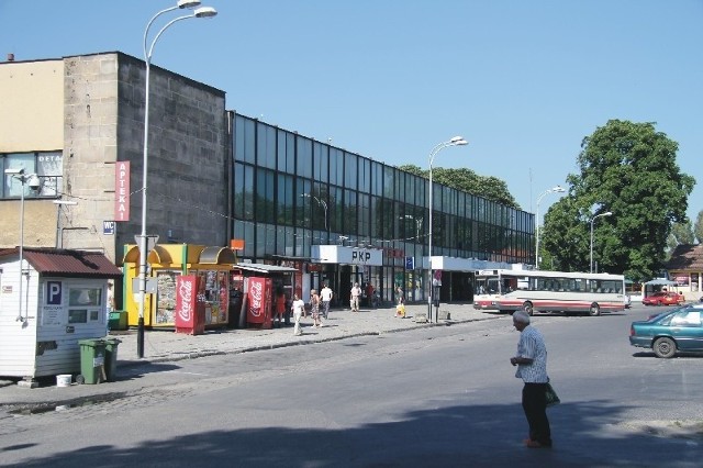 Dworzec PKP w Jarosławiu ma być przyjaźniejszy podróżnymNajpóźniej w 2015 r. jarosławianie będą mogli korzystnej z przebudowanego dworca kolejowego. Obecny, wybudowany w latach 70. ub. wieku, przedstawia opłakany widok.