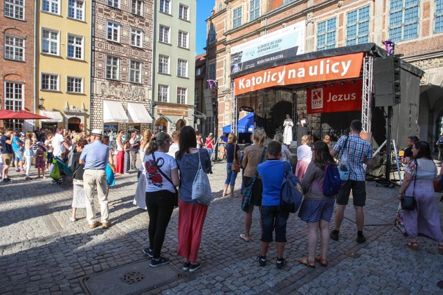 W czwartek 31 maja pod Zieloną Bramą w Gdańsku odbył się festiwal Katolicy na ulicy. Była to już 19. edycja tej imprezy. W tym roku zebranych na wydarzeniu, w modlitwie i pieśni poprowadził zespół Lifesong.