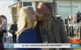 Johnny Depp pocałował reporterkę na wizji [WIDEO]