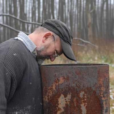 - Wody nie ma. Tylko pełno kamieni, papierzysk, butelek - mówi Czesław Iskra zaglądając do rury, która w latach 70. miała pomóc w wydobyciu wody.