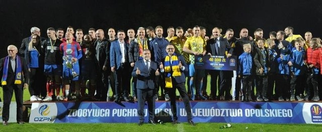 Trofeum broni Stal Brzeg, która w maju 2019 roku pokonała w finale Starowice 2-0.