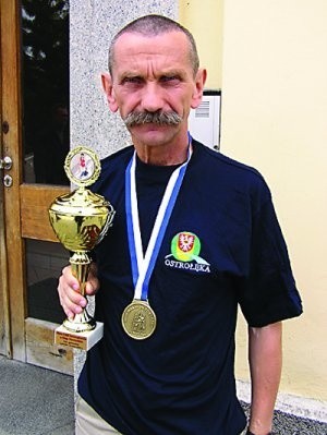 Ryszard Ropiak z trofeami z Torunia