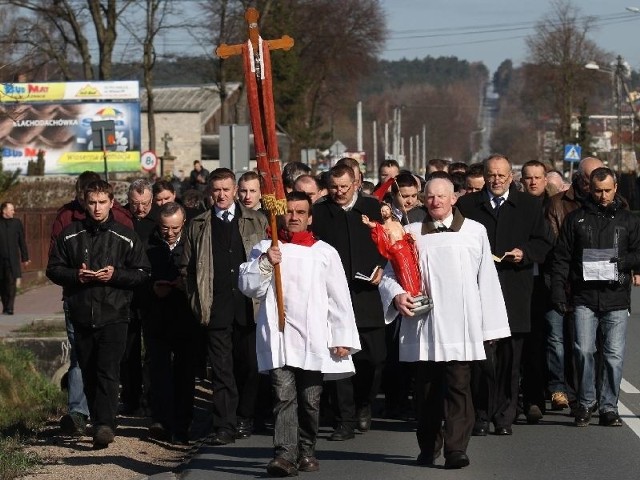 Procesja emaus w Sukowie to już tradycja. Co roku ciszy się dużym zainteresowaniem mieszkańców.