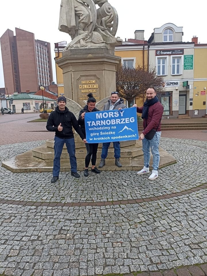 Trójka śmiałków z Tarnobrzega zdobyła zimą szczyt Śnieżki. Weszli w... krótkich spodenkach (ZDJĘCIA)