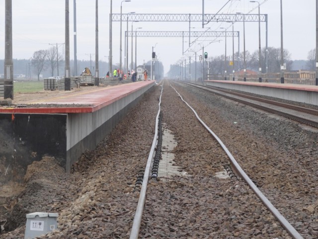 - Perony są już niemal gotowe, ale na żadnym z nich nie widać wiaty - mówią pasażerowie dojeżdżający pociągami z Drużyny do Poznania 