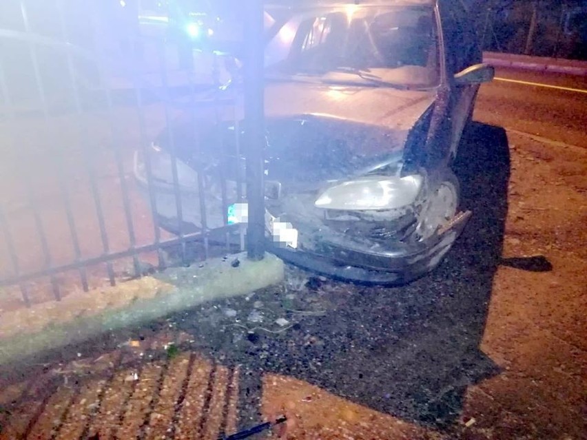 Wypadek pod Wrocławiem. Kierowca wjechał w ogrodzenie (ZDJĘCIA)