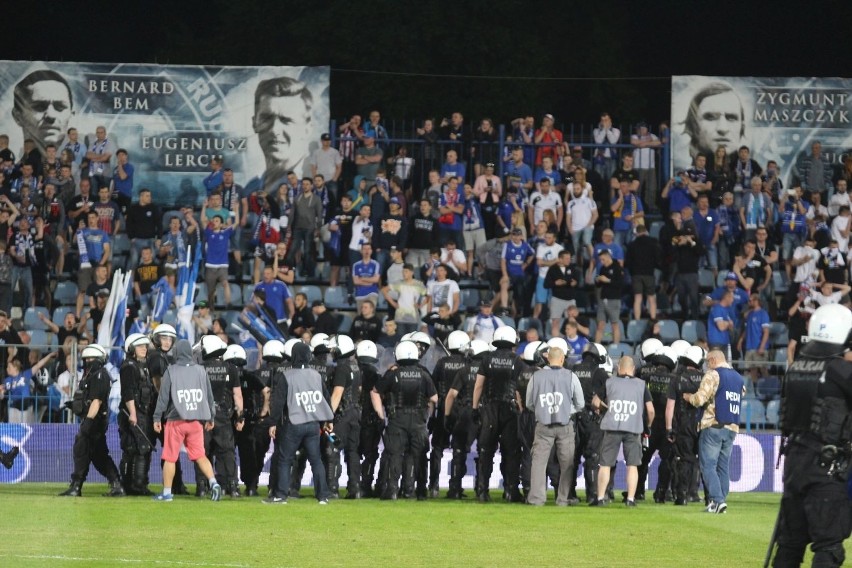 Zadyma w Chorzowie po meczu Ruch - Górnik Łęczna. Smutne pożegnanie z Ekstraklasą ZDJĘCIA