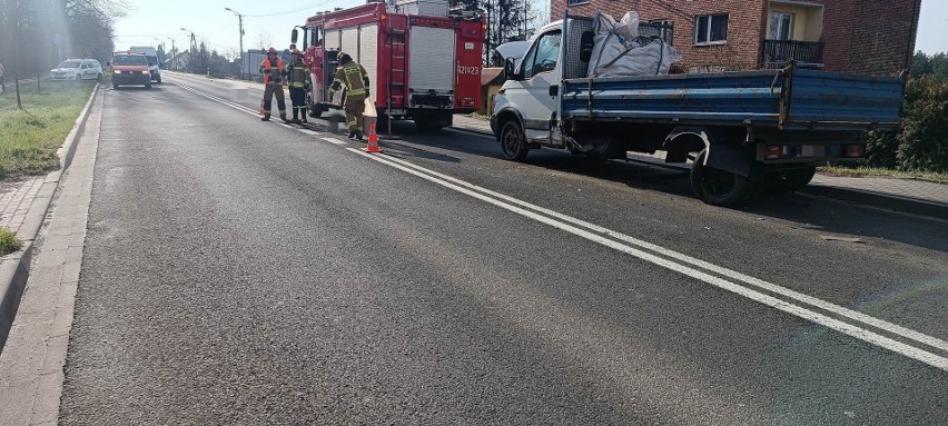 Wypadek na DK 79 w Młoszowej. Samochód osobowy zderzył się z...