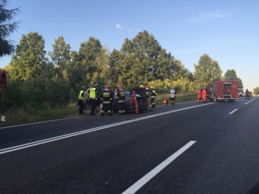 Groźny wypadek na "74" w Ćmińsku. Cztery osoby w szpitalu